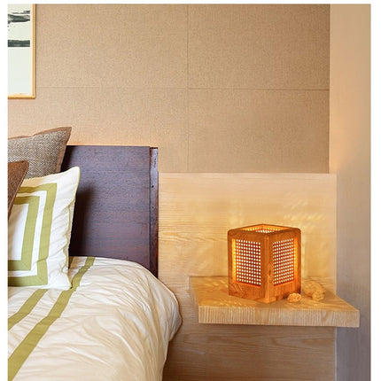 Firkantet sengelampe i massivt træ