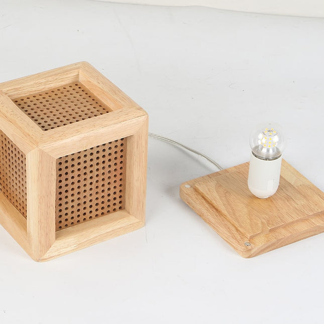 Firkantet sengelampe i massivt træ