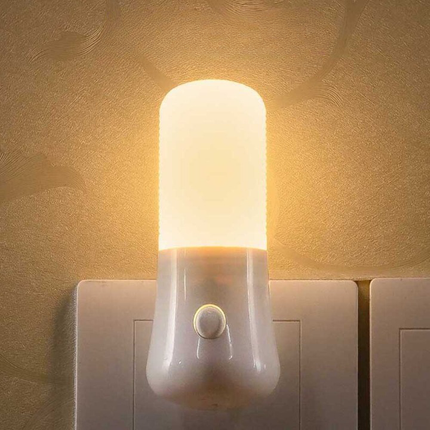 LED natlampe til stikkontakt (varm hvid)