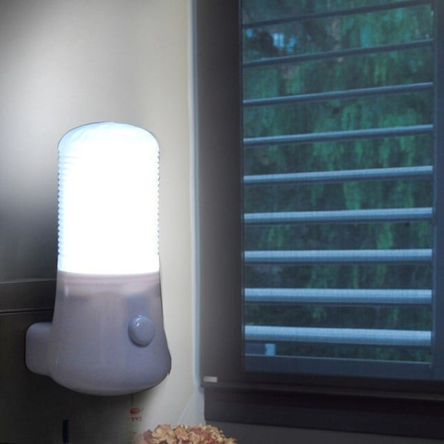 LED natlampe til stikkontakt (kold hvid)