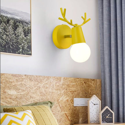 Væglampe i metal med hjortegevir design