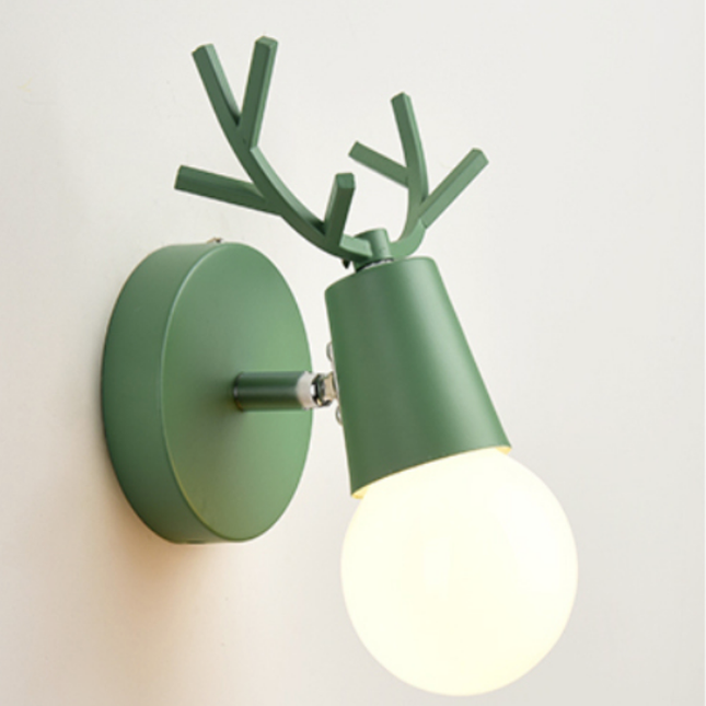 Væglampe i metal med hjortegevir design