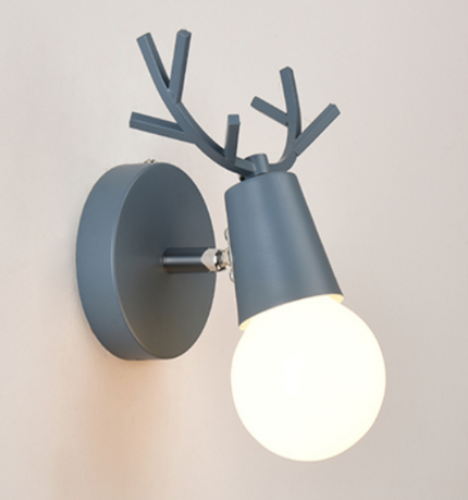 Væglampe i metal med hjortegevir design