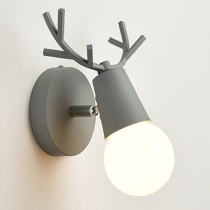 Væglampe i metal med hjortegevir design