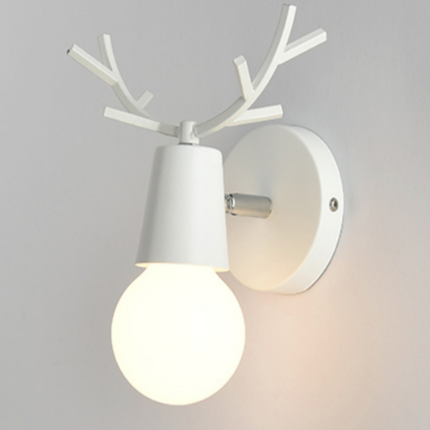 Væglampe i metal med hjortegevir design