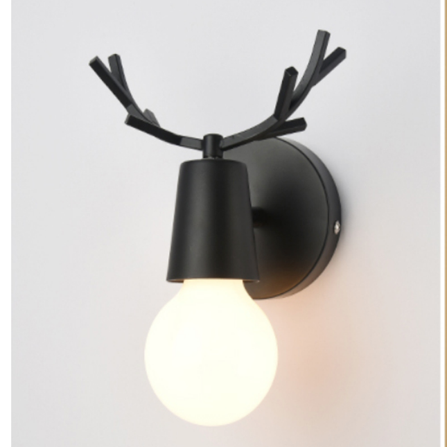 Væglampe i metal med hjortegevir design