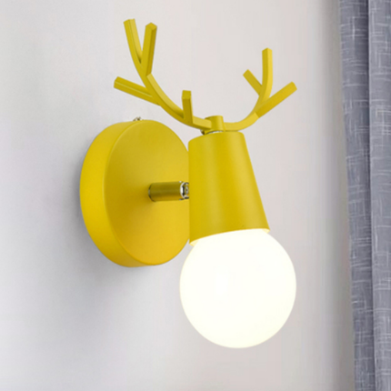 Væglampe i metal med hjortegevir design