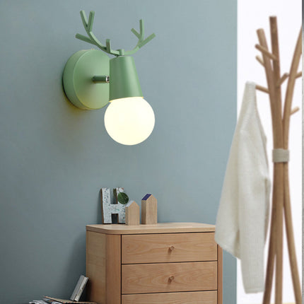 Væglampe i metal med hjortegevir design