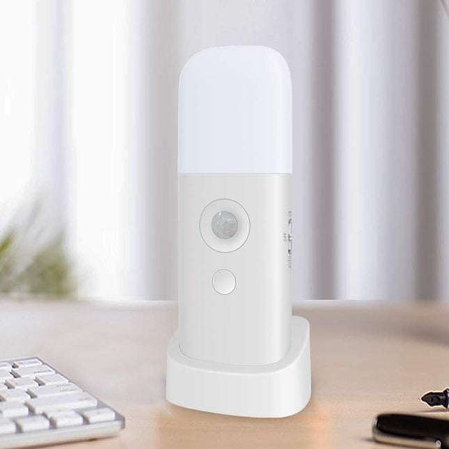 Natlampe med bevægelsessensor til stikkontakt