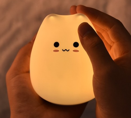 Blød silikone natlampe formet som killing