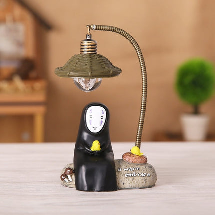 Natlampe med ansigtsløs figur og lanterne