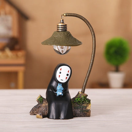 Ansigtsløs figur med sort kappe natlampe