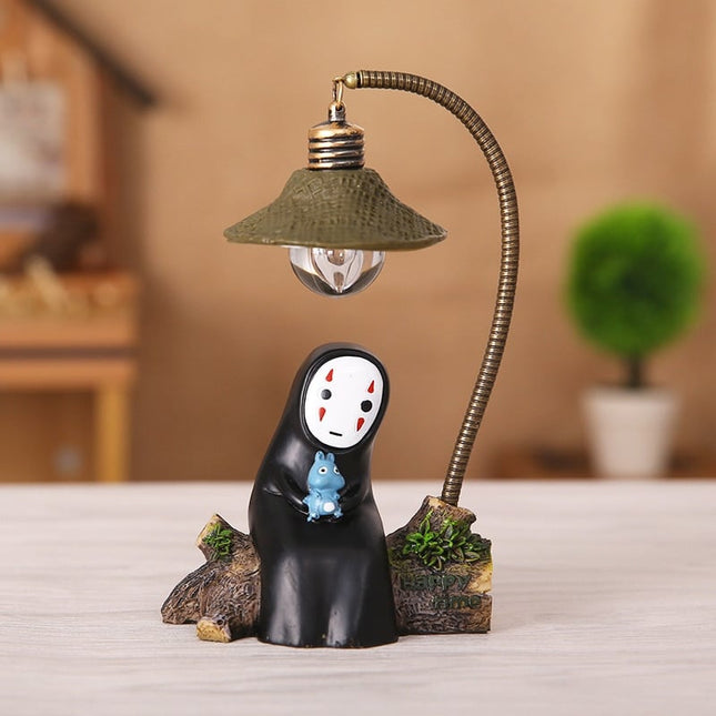 Ansigtsløs figur med sort kappe natlampe