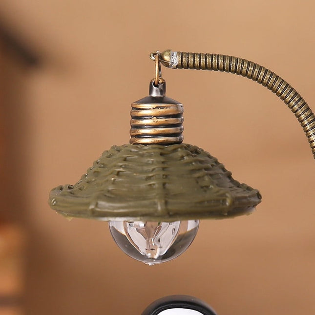 Natlampe med ansigtsløs figur og lanterne