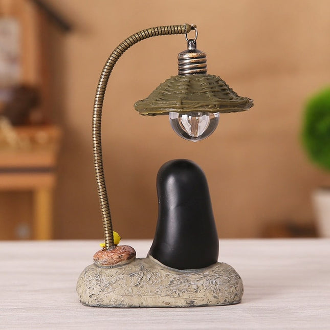 Natlampe med ansigtsløs figur og lanterne