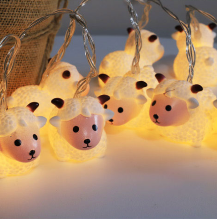 Sød lyskæde med små får