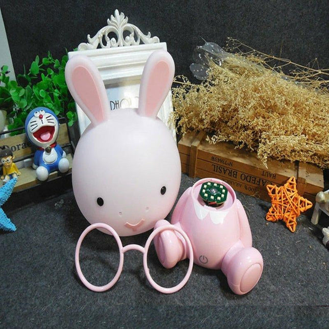 Kanin natlampe med briller og touch