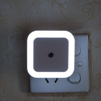 LED natlampe til stikkontakt med lyssensor