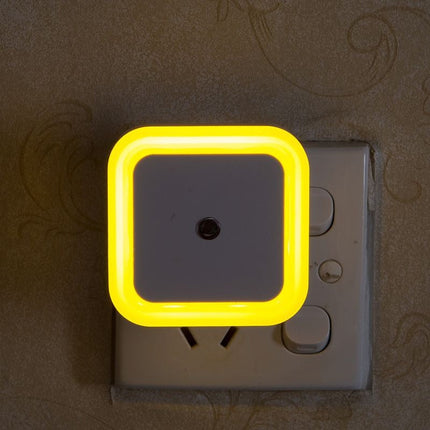 LED natlampe til stikkontakt med lyssensor