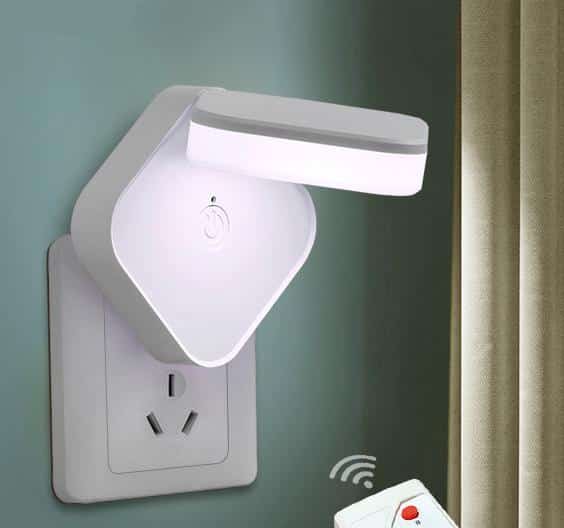 Natlampe til stikkontakt med fjernbetjening